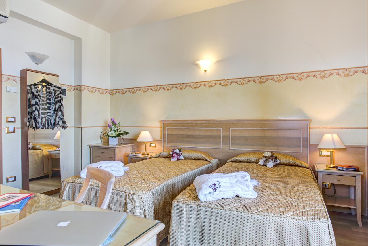 Hotel Byron 리미니 외부 사진