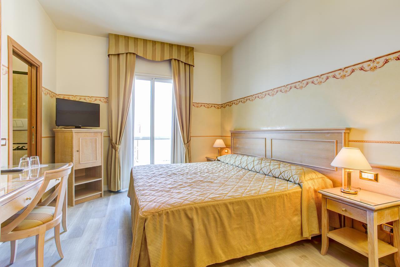 Hotel Byron 리미니 외부 사진